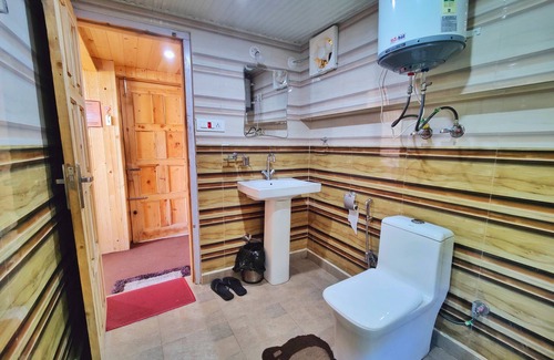 Narkanda Cottage | An Attic Magical Space -Duplex Room- King size bed