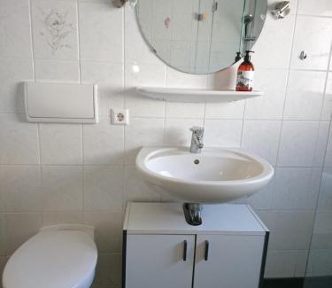 Immendingen House | An der grünen Donau - Ferienwohnung, Monteurwohnung, wir bieten keine Parkplätze, Verpflegung oder Tücher an, Parken NUR gegenüber auf der Straßenseite
