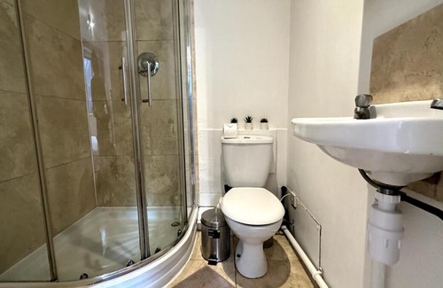 Shepherd's Bush Apartment | An Economic hotel-like room, En-suite Sheperds Bush