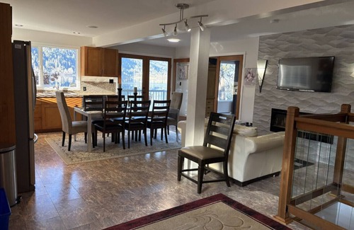 Nelson Cottage | An elegant retreat overlooking beautiful Kootenay Lake, Hot Tub, 4 Queen Beds