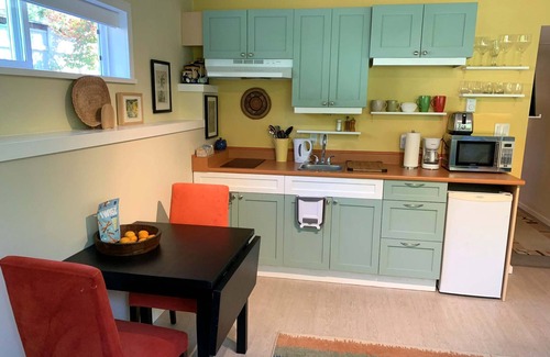 Regional District of Nanaimo Apartment | An Elegant Rural Retreat in Deep Bay