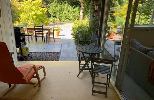 Regional District of Nanaimo Apartment | An Elegant Rural Retreat in Deep Bay