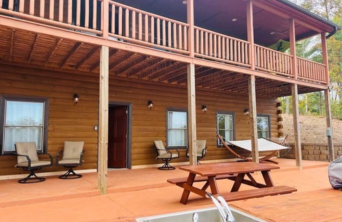 Valdese House | An entire place for family and friends, Pet-Friendly