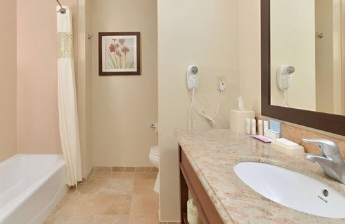Muscatine House | An Exceptional & Comfy Place to Unwind Free WiFi