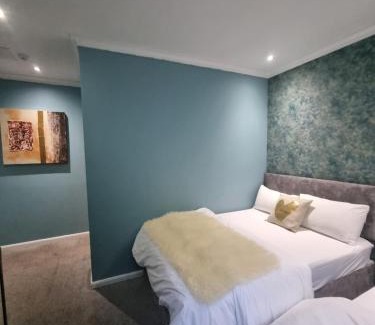 Chapeltown Apartment | An Exquisite Deluxe Room in a Hotel - Free Parking - with access to Resturant - Shisha Bar- Wine Bar