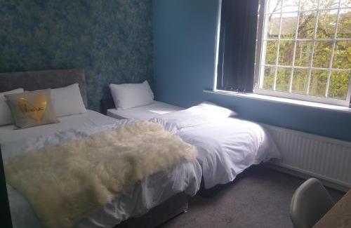 Chapeltown Apartment | An Exquisite Deluxe Room in a Hotel - Free Parking - with access to Resturant - Shisha Bar- Wine Bar