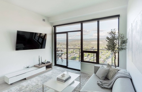 Downtown Kelowna Condo | An exquisitely designed penthouse on 24th floor with breathtaking views.
