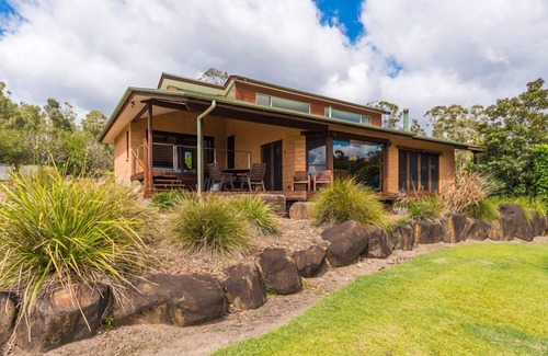 Possum Brush House | An idyllic, secluded luxury house with a panoramic views.