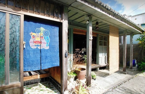 Yakena House | An inn where you can experience a traditional Okinawan wooden minka. Enjoy the comfort and healing space! （The owner will welcome guests at the parking lot upon check-in.