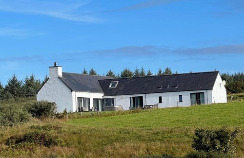 Nerabus House | An Linnean: Cosy serene island escape with sea views/hot tub. Pet-friendly