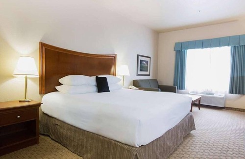 McMinnville House | An Oenophile’s Delight in Red Lion McMinnville! FREE Parking and Pets Allowed!