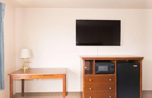 McMinnville House | An Oenophile’s Delight in Red Lion McMinnville! FREE Parking and Pets Allowed!