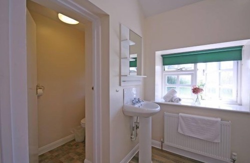 Ivinghoe Cottage | An one bed studio (smaller) that sleeps 2 guests in 1 bedroom