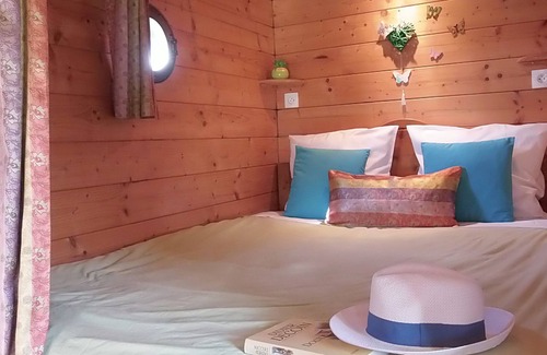 Pauilhac Bed & Breakfast | An unusual night in a gypsy caravan, with hotel services in the middle of nature.