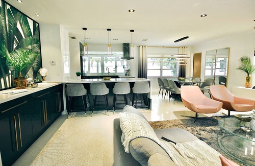 Hunt Club House | An Upscale Tropical boutique style