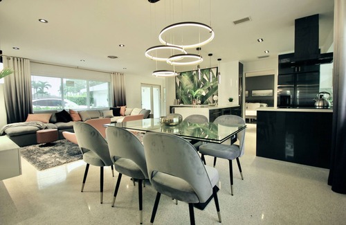 Hunt Club House | An Upscale Tropical boutique style