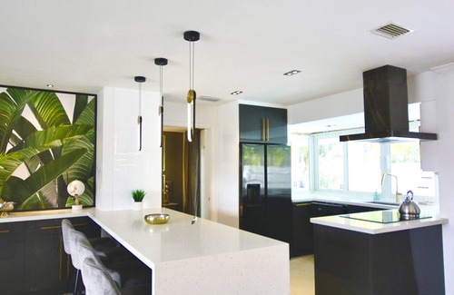Hunt Club House | An Upscale Tropical boutique style