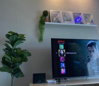 Batu Pahat House | Ana Homestay BP Free Netflix, WiFi, Mountain View, Playground, 5 Car Park & Guard Near To Uthm, Kpj, Ipg, Kptm, Kktm, Adtec And Bp City by Host Hani Hamizan