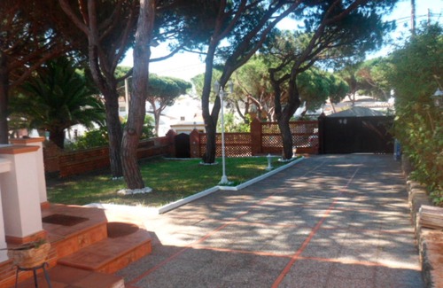 Mazagon Ski Chalet | Ana's house. Villa in Mazagon beach with private pool.