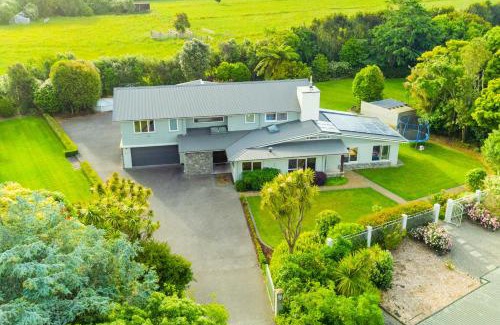 Otaki Cabin | Anam Cara Gardens luxury Villa Private bedrooms and ensuite bathrooms Sleeps 9