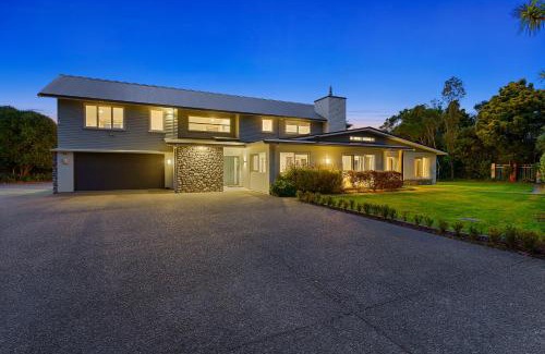 Otaki Cabin | Anam Cara Gardens luxury Villa Private bedrooms and ensuite bathrooms Sleeps 9