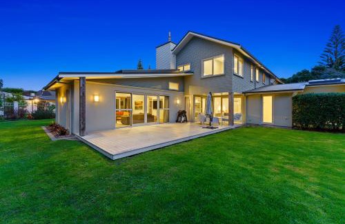Otaki Cabin | Anam Cara Gardens luxury Villa Private bedrooms and ensuite bathrooms Sleeps 9