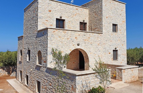 Omales Ski Chalet | Anaroussa maisonette in Mani near all attractions