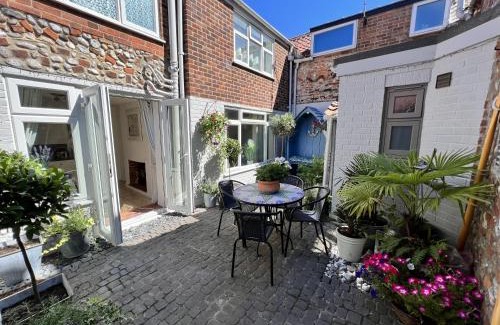 Holt House | Anchor Cottage - beautiful two bedroom cottage in the heart of Holt
