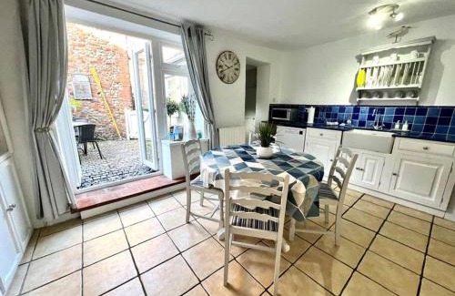 Holt House | Anchor Cottage - beautiful two bedroom cottage in the heart of Holt