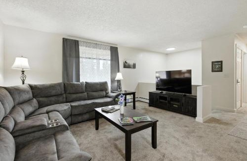 Bayshore - Klatt House | Anchorage 5BR Retreat Hikes, City & Comfort home