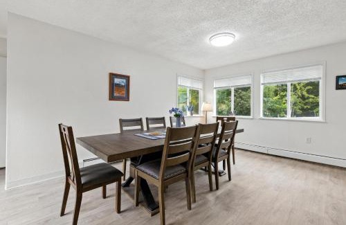 Bayshore - Klatt House | Anchorage 5BR Retreat Hikes, City & Comfort home