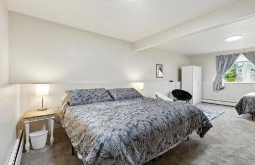 Bayshore - Klatt House | Anchorage 5BR Retreat Hikes, City & Comfort home