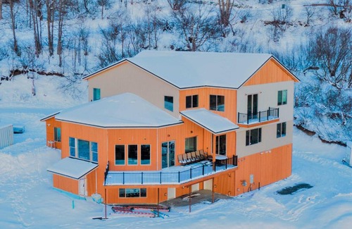 Hillside East Apartment | Anchorage Getaway with Mtn Views Less Than 5 Mi to Zoo!