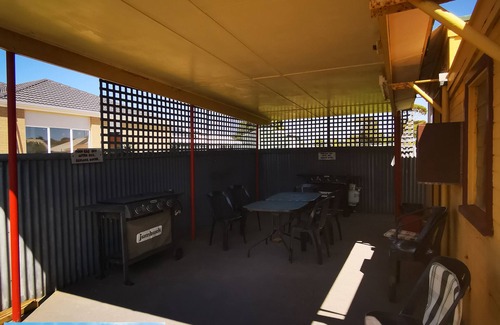 Lakes Entrance Cottage | Anchorage long term rent unit, 3 months min, no pet allowed.