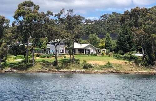 Port Huon Apartment | Anchorage Waterfront Retreat