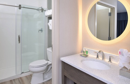 Deale Hotel | Anchored Inn at Hidden Harbour Marina