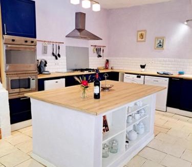 Marigny House | Ancienne forge, aire de loisirs avec piscine