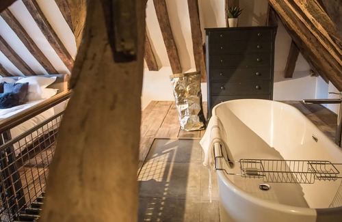 Midhurst Apartment | Ancient meets modern in West Street Loft