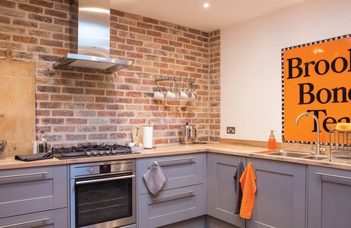 Midhurst Apartment | Ancient meets modern in West Street Loft