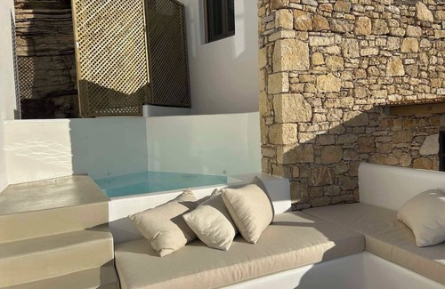 Chora Folegandros Apartment | ANDELIAS SIGNATURE SUITES