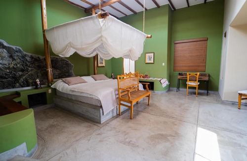 Santa Cruz de Flores Hotel | Andenes de Azpitia