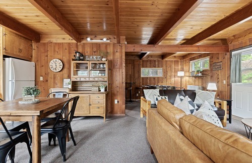 West Village Cabin | Anderson Lake House in the Heart of Shaver!