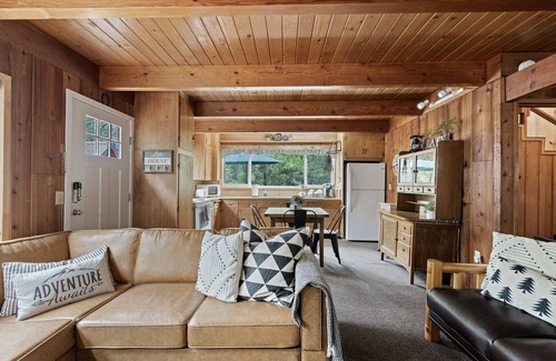 West Village Cabin | Anderson Lake House in the Heart of Shaver!