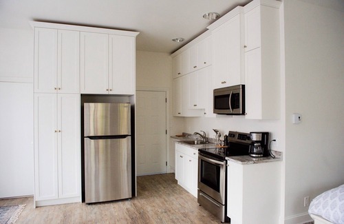 Cobble Hill Apartment | Anderson Lane Studio l Beach Access l TV I Kitchen