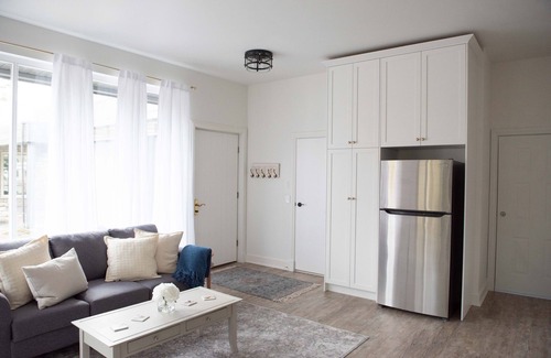 Cobble Hill Apartment | Anderson Lane Studio l Beach Access l TV I Kitchen