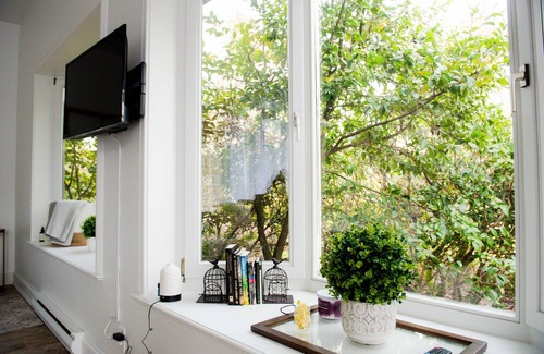 Cobble Hill Apartment | Anderson Lane Studio l Beach Access l TV I Kitchen