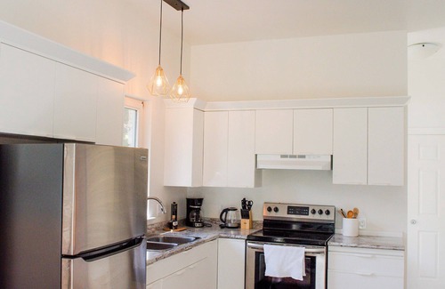 Cobble Hill Apartment | AndersonLane Garden Suite l Beach Access I Kitchen