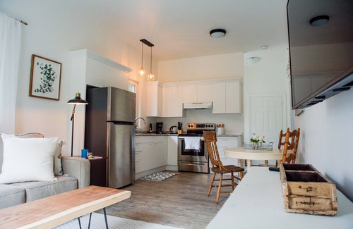 Cobble Hill Apartment | AndersonLane Garden Suite l Beach Access I Kitchen