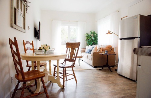 Cobble Hill Apartment | AndersonLane Garden Suite l Beach Access I Kitchen