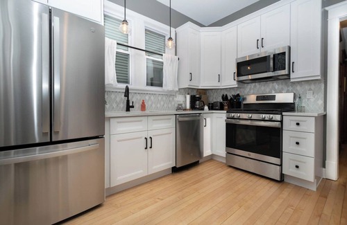 Ravenswood House | Andersonville Charming 3 Bedroom/2 Bath House with Family Room plus Yard & Patio